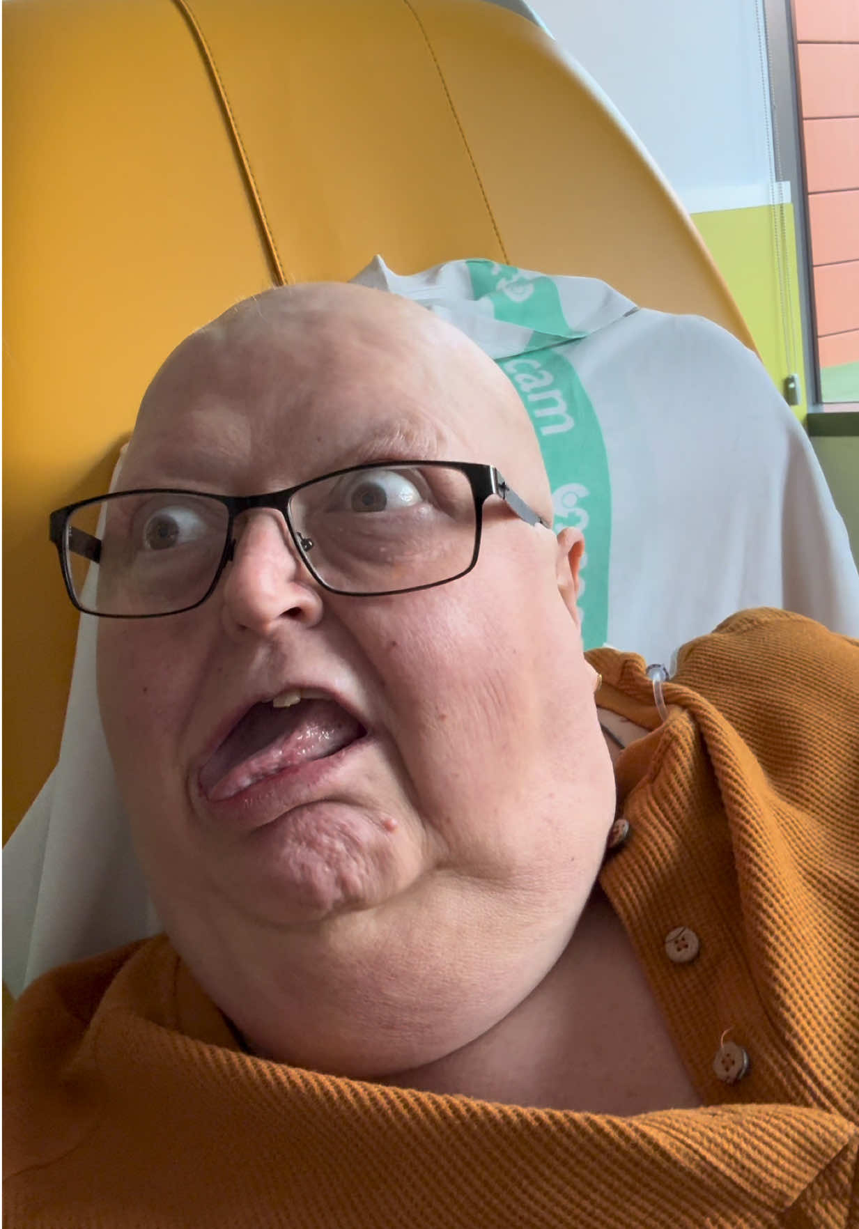 Mi tía tiene una de las enfermedades más duras que existen, y aun así siempre sabe cómo quitarle hierro a todo. Este vídeo es solo un ejemplo más. Al final, lo importante no es lo que te pasa, sino cómo lo afrontas✨❤️. #humor #tia #cancer #enfermedad #lucha 