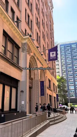 someone pinch me 🥹 #fyp #nyu #newyorkuniversity #washingtonsquarepark #newyorkcity 