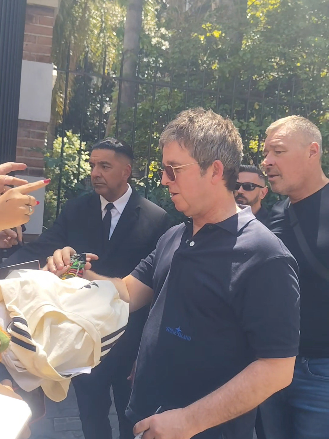 Algunos regalos para Noel ❤️ @Oasis @Noel Gallagher's HFB #oasis #oasisargentina #noelgallagher #oasislive25 #argentina 