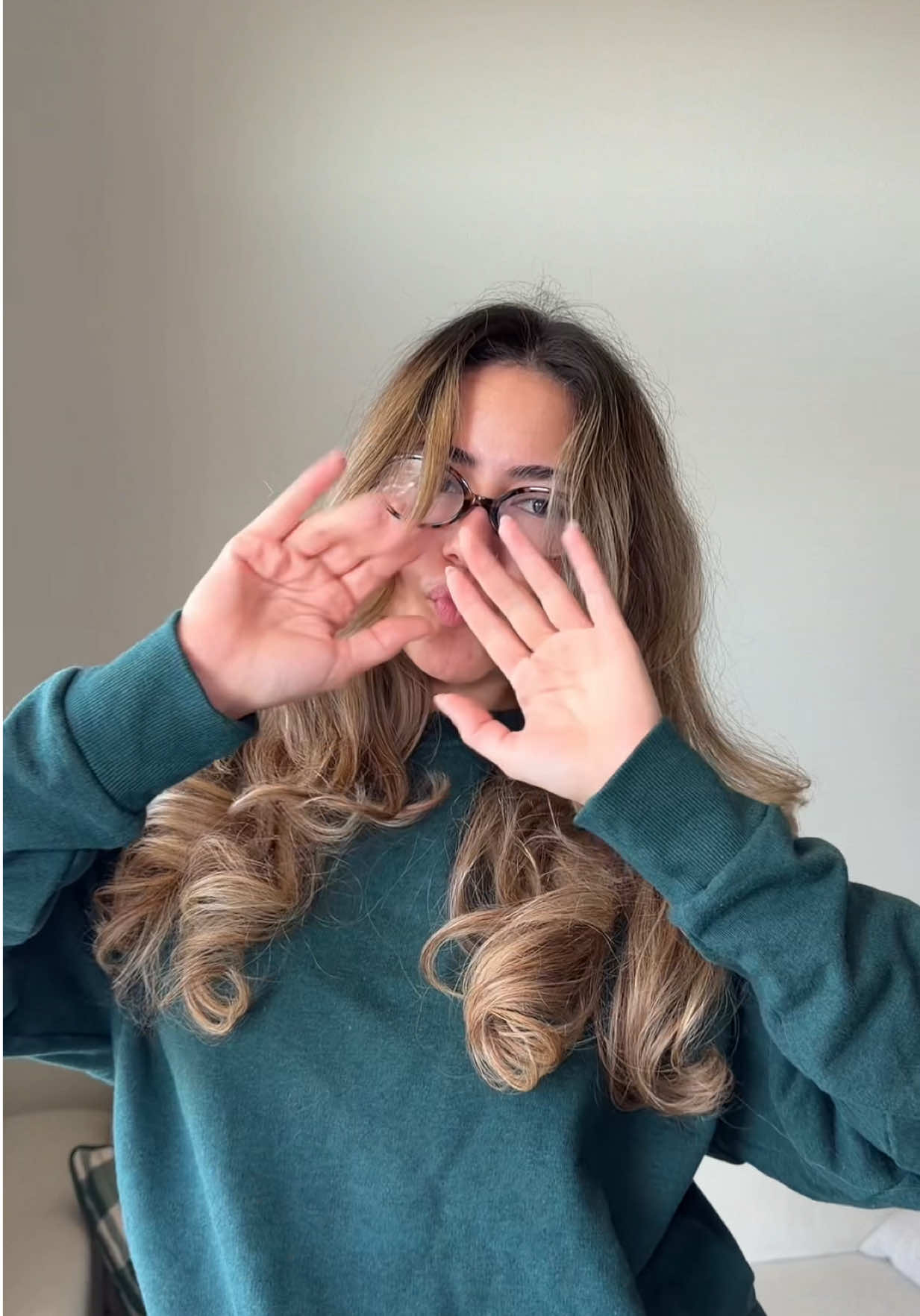 Bye to my long layers and hello to straight hair with slight layers 🤏🏻🤭 #hairtok #haircut #cutmyhair #athome #shortlayers 