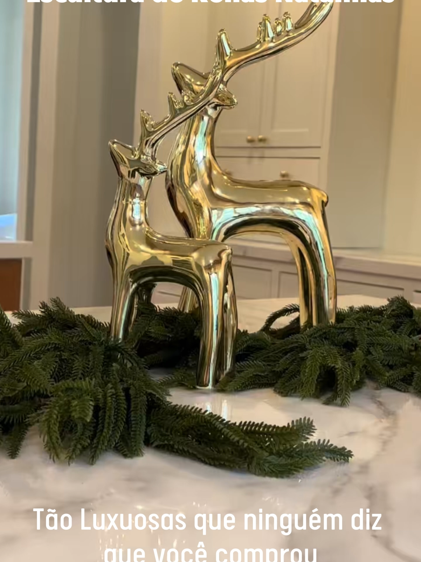 ✨ ESSE NÃO É UM DECO... É UM UPGRADE DE NATAL EM METAL 🦌 Esculturas de renas douradas modelo Europeu — feitas em metal, com acabamento espelhado que reflete luz como ouro líquido.  🎁 Coloca na lareira, na mesa de jantar, na árvore... e já vira o centro das fotos 💡 Dica: ilumine com luz quente — o brilho do metal vira magia 👇 LINK NOS COMENTÁRIOS  — ou DM “RENAS” que mando direto 💫 💬 “Mas é barato?” Sim. Mas metal que parece peça de loja de design — e que ninguém vai confundir com “decoração de 10 reais”. #finddonatal #decoraçãodeluxo #renascidasnoML #metalmmueBrilha #LarGlam #viraltiktok #tiktokmademebuyit #comprinhas #foryou #achadinhos #decor #lar #decoração #decoration #decoracao #fyp