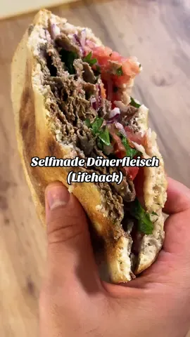 Nie wieder 10€ für Stanni Döner, denn dieser Döner Lifehack verändert alles 🫣  Zutaten: - 1 große Zwiebel - ⁠4-5 Knoblauchzehen - ⁠600 gr Rinderhack - ⁠2 EL Joghurt - ⁠Saft einer Zitrone - ⁠Schluck Olivenöl - ⁠je 1 EL Salz, Pfeffer, Pul Biber, Paprikapulver - ⁠0,5 EL Knoblauchpulver, Prise weißer Pfeffer - ⁠Fladenbrot, Sauce, Zwiebel, Tomate, Petersilie 1. Zwiebel und Knoblauch im Mixer zerhäckseln 2. ⁠Fleisch, Öl, Zitrone, Joghurt und Gewürze dazugeben und alles gut vermixen bis eine Brätmasse entsteht (wie bei Würsten, leicht pastig) 3. ⁠Die Masse (reicht für 4 Rollen) auf Backpapier geben, mit einem zweiten Backpapier bedecken und papierdünn ausrollen 4. ⁠Oberes Papier abziehen und dann die Masse aufrollen 5. ⁠auf Backblech geben und bei 200 Grad 25 min backen 6. ⁠aufrollen, in kleinere Stücke reißen und optional in Öl anbraten für Röstaromen 7. ⁠mit Brot, Sauce und Salat genießen #döner #kebab #berlin #rezept #kochen 