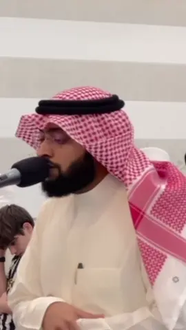 ‏مَنْ أسعد الناس؟ ‏ضابطٌ لكتاب ربِّه؛ ينطلق في قراءته كالسهم، الآية تلو الآية، والجزء تلو الجزء، لا يتردد ولا يشكّ، كأنما المصحف أمام عينيه. ‏يقرأ ماشيًا، وقاعدًا، وعلى جنب، وقت فراغه وشغله، وعزلته وخلطته، لا يمنعه من استظهار القرآن شيء!.