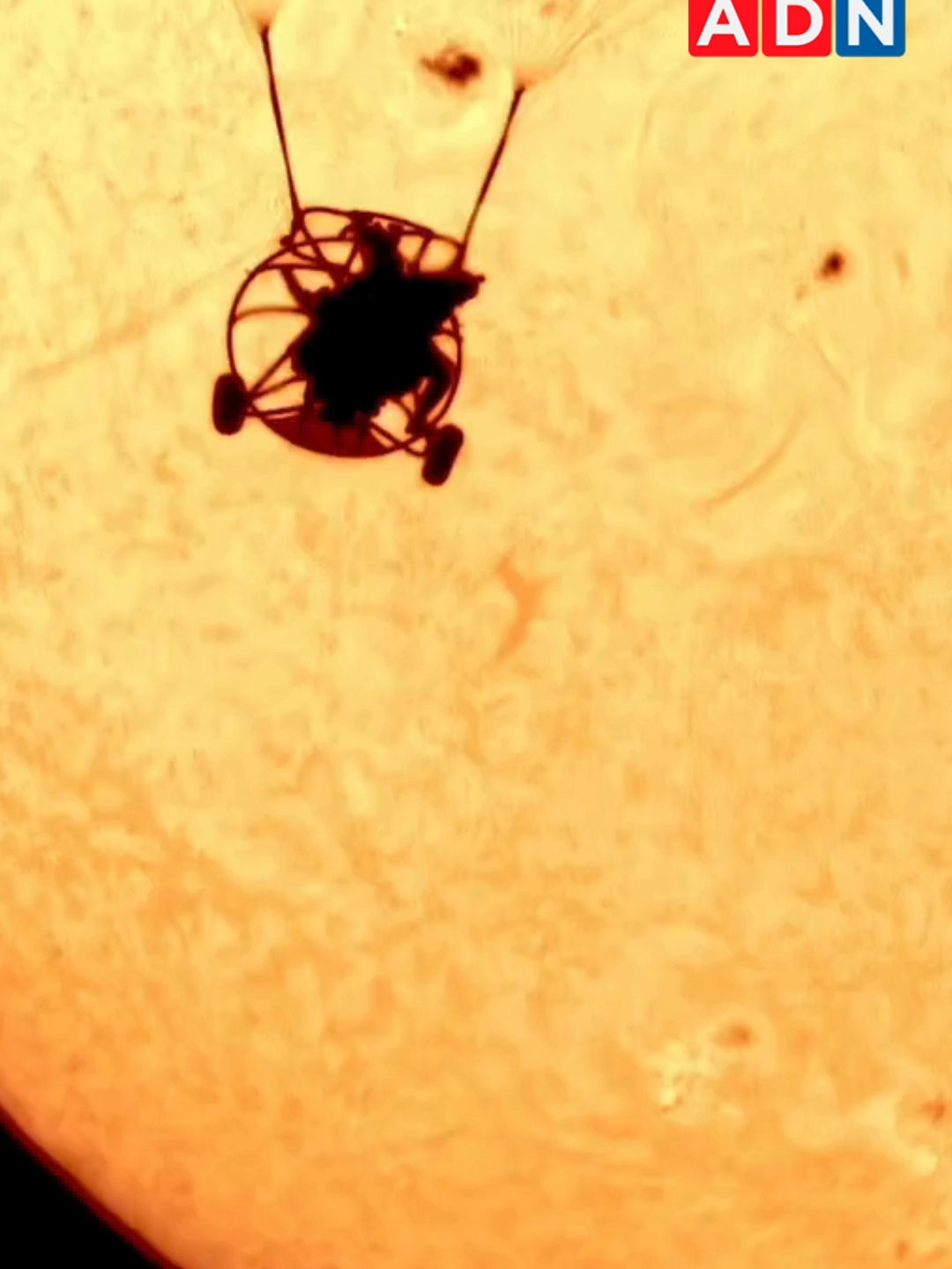 Un paracaidista logró una impactante fotografía a contra luz del sol. Se trata de Gabriel C. Brown y el astrofotógrafo, Andrew McCarthy. En su relato, Brown señaló que tuvieron que encontrar hora, avión y distancia adecuados para poder capturar la foto, al mismo tiempo estaban pendientes de la potencia del avión para alcanzar un ángulo solar óptimo y una altitud de salida segura.  Recién en el sexto intento, lograron la foto que hoy da la vuelta al mundo. Y según ellos, es probablemente la primera foto de un hombre en cayendo con el sol de fondo.