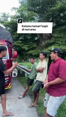 Fausi ardant bersihin truck sopir yang ketemu di rest area buat kalian yang mau bersihin interior truck nya langsung beli dikeranjang kuning 