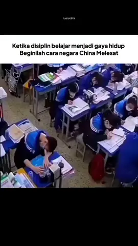 SC:@amanjiva.psikologi . Di Tiongkok, belajar adalah budaya. Persaingan di sana bukan antar teman, tapi antar diri sendiri. Siapa yang sanggup bertahan lebih lama untuk belajar lebih dalam. Persaingan ketat bukan membuat mereka mundur, justru membentuk mental baja yang terbiasa dengan tekanan. Inilah rahasia mengapa Tiongkok bisa melesat, bukan hanya karena kekuatan ekonomi, tapi karena mereka menjadikan ilmu pengetahuan sebagai bahan bakar peradaban. Belajar sebagai bagian dari identitas, bukan sekadar rutinitas. #tumbuhkembang #tumbuhkembanganak #psikologanak #psikologianak #mentalhealthanak