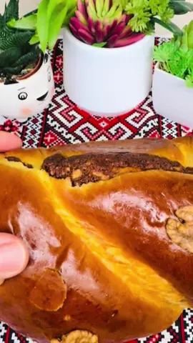 Cozonaci pufoși! Pentru aluat avem nevoie de: •	700 ml lapte călduț •	1.100 kg făină •	9 gălbenușuri •	200 gr zahar •	20 gr drojdie uscata •	zahar vanilat •	zest (coaja) de la o lămâie și o portocală •	1 linguriță de sare •	100 gr untură de porc Pentru umplutura avem nevoie de : •	9 albușuri •	400 grame de miez de nuca măcinată •	150 gr de zahar •	50 gr cacao •	un pic de sare #cozonac #cozonacipufoșideliciosi #pasiuneamea ##moldovastyle #fyp 