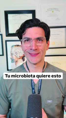 Tu microbiota no necesita modas: necesita decisiones basadas en ciencia. Una buena alimentación —como la dieta mediterránea verde o una dieta rica en legumbres— puede mejorar tu sensibilidad a la insulina, reducir la grasa del hígado y fortalecer tu salud metabólica, mediado por tus propias bacterias. Y cuando lo necesitas, probióticos con evidencia como Enterogermina® ayudan a mantener la salud digestiva e inmune. Lo importante no es tener “más bacterias”, sino vivir con menos riesgo de diabetes tipo 2 y enfermedades del corazón. Empieza con lo que pones en tu plato. Doctor Mau Informa®️  Fuentes:  Rinott, E., Meir, A.Y., Tsaban, G. et al. The effects of the Green-Mediterranean diet on cardiometabolic health are linked to gut microbiome modifications: a randomized controlled trial. Genome Med 14, 29 (2022) Wu, X., Tjahyo, A.S., Volchanskaya, V.S.B. et al. A legume-enriched diet improves metabolic health in prediabetes mediated through gut microbiome: a randomized controlled trial. Nat Commun 16, 942 (2025). https://doi.org/10.1038/s41467-025-56084-6 Ghelardi E, Abreu Y Abreu AT, Marzet CB, Álvarez Calatayud G, Perez M 3rd, Moschione Castro AP. Current Progress and Future Perspectives on the Use of Bacillus clausii. Microorganisms. 2022;10(6):1246.  Reel hecho en colaboración con Opella. 