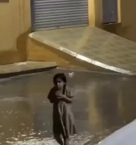 الناس مبتحبش الشتا عشان المطر والشوارع بتتبهدل أنا تحت المطر: #الشعب_الصيني_ماله_حل😂😂#صانع_محتوى  #creatorsearchinsights #الشتا #الشتاء_البرد_اجواء_شتويه 