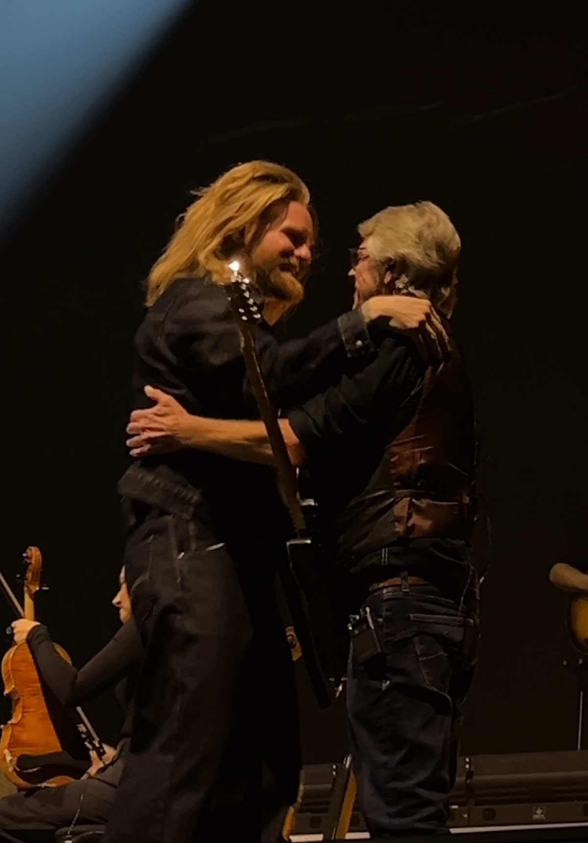 The guy that put a guitar in my hands ❤️ #livemusic #OnTour #wembley 
