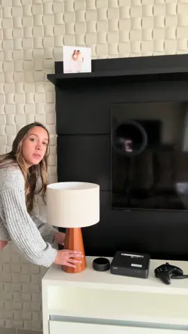 Decoração pra sala Shopee, gostei das escolhas e são de boa qualidade ID ABAJUR: ADH-SGW-JVL ID vasos: AWR-MAL-HCA ID planta fake: CBS-EDH-AYB ID porta retrato: AKK-UHW-BWQ É isso divas 🩷