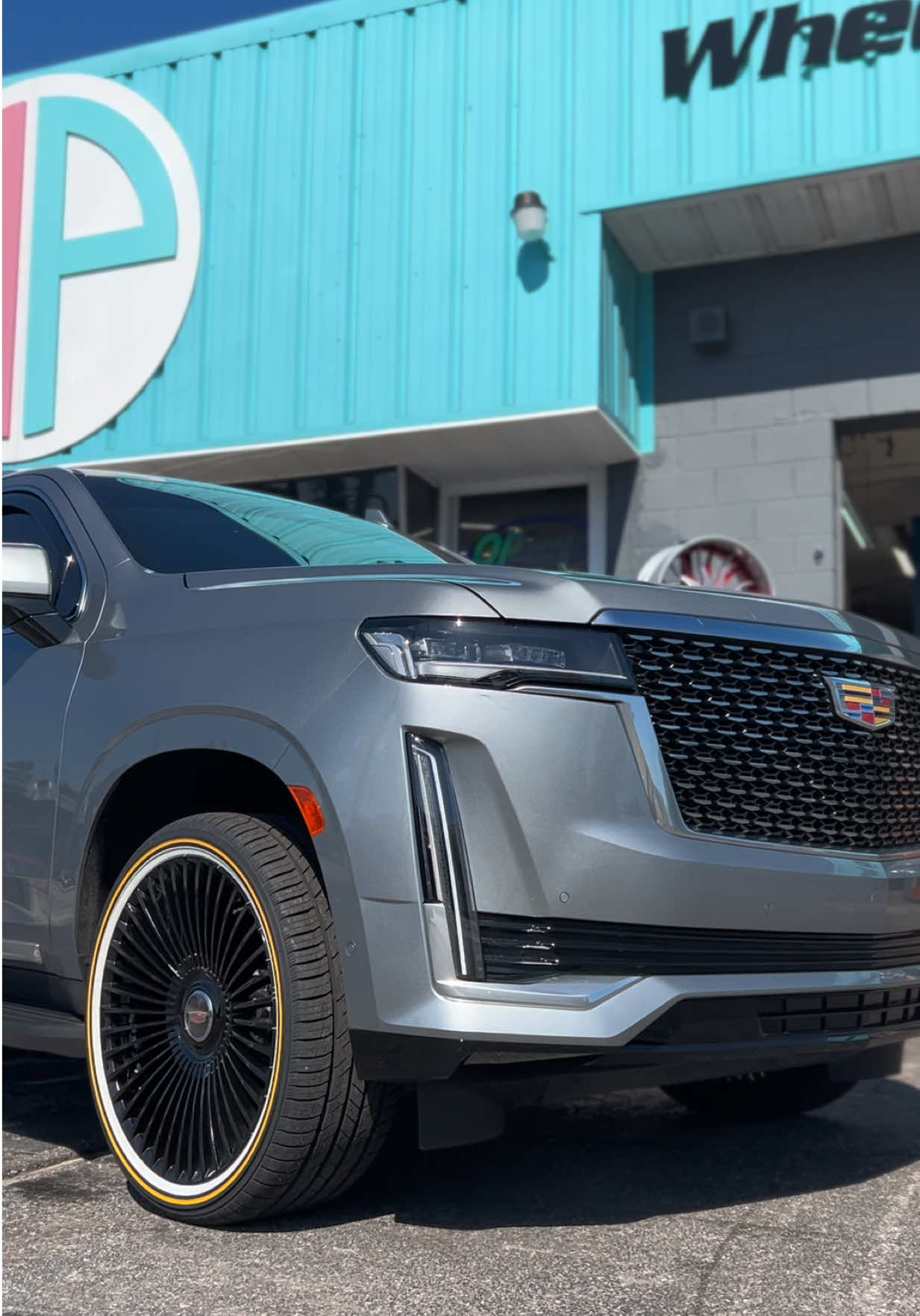 😮‍💨 24x10 @Dolce Wheels Trento Gloss Black with some fres 305/35/24 @Vogue Tyres !! Ultimate upgrade. Premium ride. All done at Wheel Paradise.  We not only do the work of getting the upgrades on your vehicle, but we offer personal onsite consultations to make sure you get just what you’re looking for. Don’t shop online, come see us.  🗺️: 3331 5th Ave. N. St. Pete. Fl. 📞: 727-220-1032 #cadillacescalade #newwheels #voguetyres #luxurycars #wheelparadise 