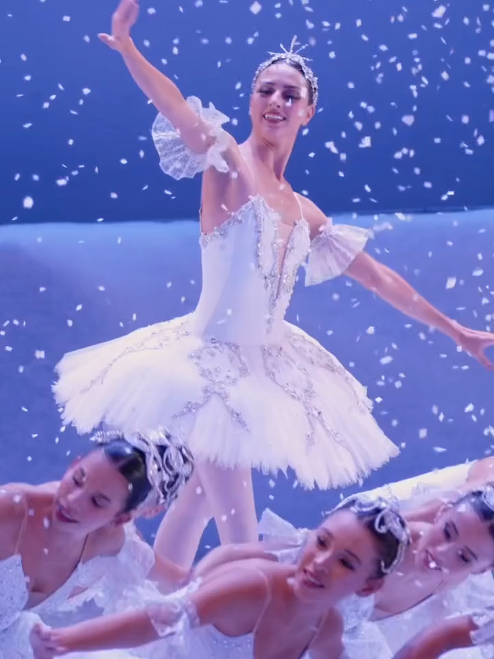 O Natal está chegando ao Ibira, e é claro que não poderia faltar o aguardado espetáculo O Quebra-Nozes! 💫 Pelo terceiro ano consecutivo, você terá a oportunidade de presenciar este clássico espetáculo de Natal, que fala sobre a história de Clara, uma menina que, na noite de Natal, recebe vários presentes, mas se encanta especialmente por um boneco quebra-nozes, presente de seu tio. Venha curtir esse lindo espetáculo num dos palcos mais lindos do Brasil: o Auditório Ibirapuera! 💖 🎟️ Garanta já seus ingressos na plataforma ingresse ou no link da nossa bio! 🗓️ De 6 a 14 de dezembro