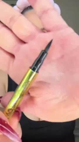 #Eyeliner #waterproofmakeup #eyelinertutorial #BeautyTok 