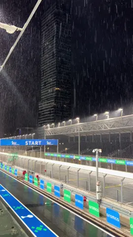 #fyp #viral #jeddah  فورملا ومطر🏎️🖤