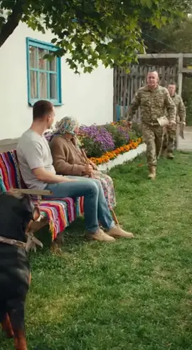 🏡 Двір. ТЦК вручають повістку:   «Доброго дня, це вам!»   Баба: «Міша, фас!»   *ПОВІДОК РВЕТЬСЯ — ВИСТРИБУЄ Міша!* 🐶   «Тікаємо!»   Один падає — Міша гризе!   «Допоможіть!»   Баба + син регочуть:   «Так вам і треба! Міша постарався!» 😂   #KrokZvidty #Пес #ТЦК #Україна #Гумор