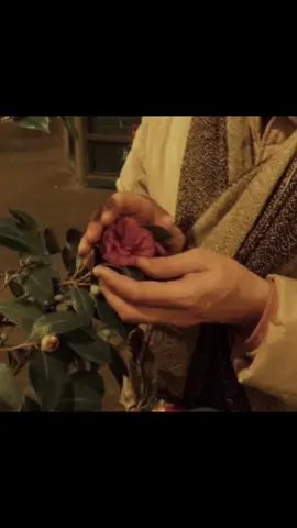 ما شممت الورد الا 🌷🩶 #fyp #foryoupage #viral #اللغة_العربية #explore 