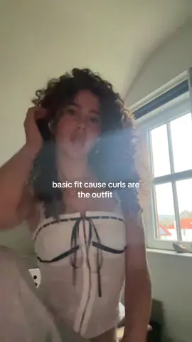 love this top sm but it’s so uncomfy 😭 always got a basic fit on tbf!! #curlyhair #curly #volume #outfit #fitcheck 