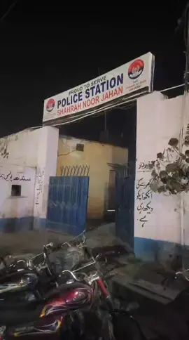 ڈسٹرکٹ سینٹرل میں شا ہر ا ہ نور جہاں تھانے کا کارنامہ  ڈکیتوں کی جانب سے چھینا جانے والا خاتون کا موبائل پولیس مدعی کو فروخت کر رہی  متاثرہ خاتون کے شوہر کا ویڈیو بیان #karachi #update #police  #viral #news 