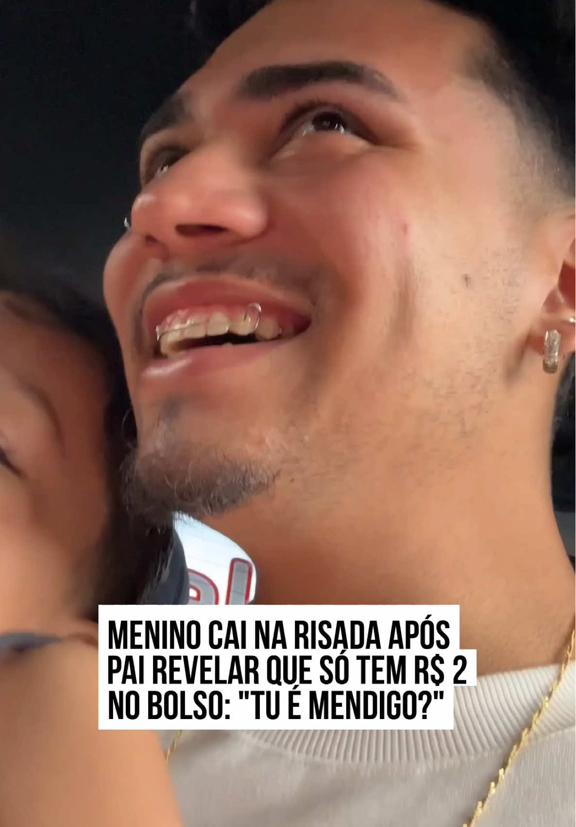😂 Matheus Leone caiu nas graças do #filho ao revelar para o pequeno que só tinha R$ 2 no bolso. Prestes a fazer um #passeio com o pequeno, o pai gravou toda a cena dentro do carro. Na ocasião, o menino perguntou quanto Matheus tinha. Ele, a princípio, não quis dizer. Porém, em meio à insistência do garoto, o pai disse que tinha apenas R$ 2. A reação do filho foi instantânea. Ele caiu no riso e indagou: 