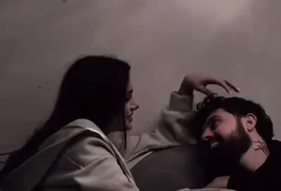 بیرت نەچێت.. گەرچی ماوەی نێوانمان زۆرە بەڵام بەینی دڵمان تەنھا یادێکە گەر جەستەشمان چەند لێک دور بێت  باکم پێی نییە چونکە ڕۆحمان تێکەڵ بە یەکە بیرت نەچێت... گەر ڕوخسارت لێم ون بوو من دانە بە دانەی وێنەکانت ماچ دەکەم گەر لێوەکانم لە ڕومەتت ون بێ  بە کزەی ھەوادا ماچی خۆمت بۆ ئەنێرم گەر لە وشەکانم بێ بەش بی  سەیری ئاسمان بکە ڕازی دڵم بۆ ئەستێرەکان ئەدرکێنم بیرت نەچێت... لەھەر کوێ بی،لای ھەر کێ بی،من بێ مەرج  خۆشەویستت ئەبم بێ بەرامبەر بە قوربانت ئەبم بێ کۆتای ئاشقت ئەبم…🔗🤍