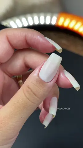 Esmaltação branca fácil de fazer! Adeus esmalte branco manchado 😩.      #dicasdeunhas #unhasdecoradas #unhaslindas #esmalte #manicure 