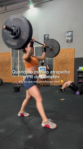 Não desconcentre uma franga com traços de um pinscher raivoso 🤭  #crossfit #videosengracados #casaltiktok #humortiktok #fyp 