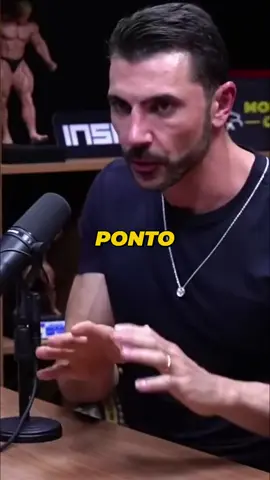 Muita gente tem dúvidas sobre como funcionam os medicamentos usados no tratamento da obesidade. Eles não fazem milagre e não substituem hábitos saudáveis. O papel dessas medicações é ajudar no controle da fome, saciedade e metabolismo, sempre com acompanhamento profissional. O que realmente gera perda de peso é alimentação adequada, rotina organizada e prática de exercícios, e os remédios são apenas ferramentas dentro do tratamento. Novas terapias estão surgindo, como combinações de hormônios, mas ainda estão em estudo e precisam ser orientadas por especialistas. A melhor estratégia continua sendo atenção médica, responsabilidade e hábitos consistentes.     #fyp #mounjaro #tirzepatida 