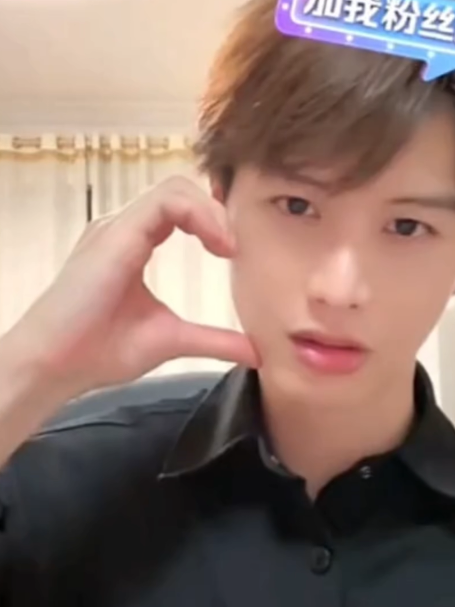 มาชมพี่ เหอ หรือ ฉีฉี ทำท่าน่ารักและอวดความหล่อกัน (แปลไทยให้แล้วนะ) 