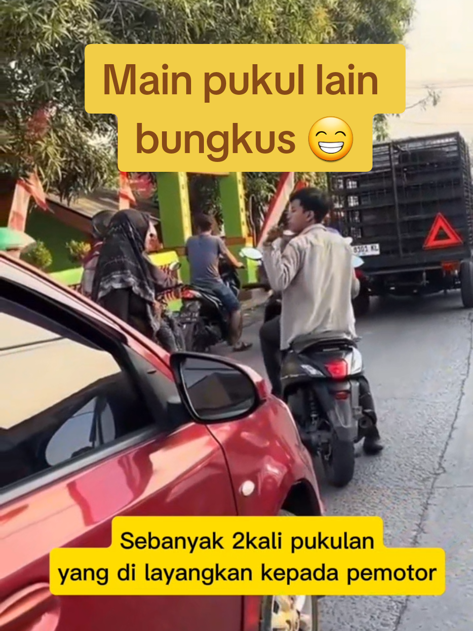 seorang ibu oengendara mobil memukul pengendara motor tanpa alasan yang jelas #berita #beritahariini #viral #beritaviral