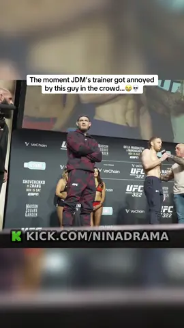 The moment Jack Della Maddalenas coach got annoyed by this guy in the crowd 😭 #ninadrama #UFC #jackdellamaddalena #islammakhachev 
