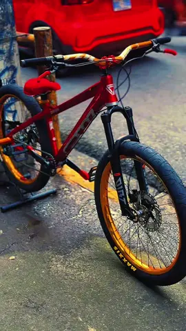 OTRO TOTEEEEE PA ESTRENAR ESTE DICIEMBRE!!! 🌐🌐🌐👹👹 A QUIEN LE HABRA LLEGADO LA NAVIDAD!! 🤔🎄🎄🎄🎄🎄🎄🎄 NUESTRO CLIENTE SE ENFOCO EN NUESTRO ANTERIOR PROYECTO ARMADO , Y NOS INFORMO QUE SU HIJO SERA UN CAMPEON EN EL STUNT POR LO TANTO DECIDIO METERLE COMPONENTES MÁS BRUTALES A SU BICI AGREGANDO TS100, SUSPENSION DIRT, DISCOS 203! Y LOS COMPONETES MÁS CHIMBAS!!! 🇨🇷🇨🇷🇨🇷🇨🇷🇨🇷🇨🇷🇨🇷🇨🇷 COTIZACION EMMANUEL BRENES BICICLETA PARA IMPORTAR A COSTA RICA CON GODS BIKE STUNT:  PRECIO: 819.000 COLONES  Marco raven  Copas de dirección  Manubrio ripper  Caña ripper  Aros dorados cp  Corazas maxxis hookworn  Monoplato centro hueco deore Pacha shimano 9V  Tensor shimano  Shifter 9V  Frenos shimano mt200  Cubrebielas y cúbrelevas kaoz  Discos refrigerados Gw 203 con sus elevadores  Vielas 5100 DEORE shamano  Pegs dorados ripper  Ts100 SONADORAS rach Tornasol  Suspension dirt 2026  QUE TAL ESTE TOTE !!! 🌐🌐🌐🌐🌐🌐 #fyp#fyp #stunt #viralvideos #viralpost❤️   