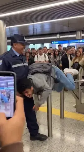 Tentou pular a catraca… FICOU PRESO NO MEIO! 🤡😂 Marca o amigo que já tentou isso! #CatracaFail #MetroSP #PuloFail #VergonhaPublica #TikTokBR