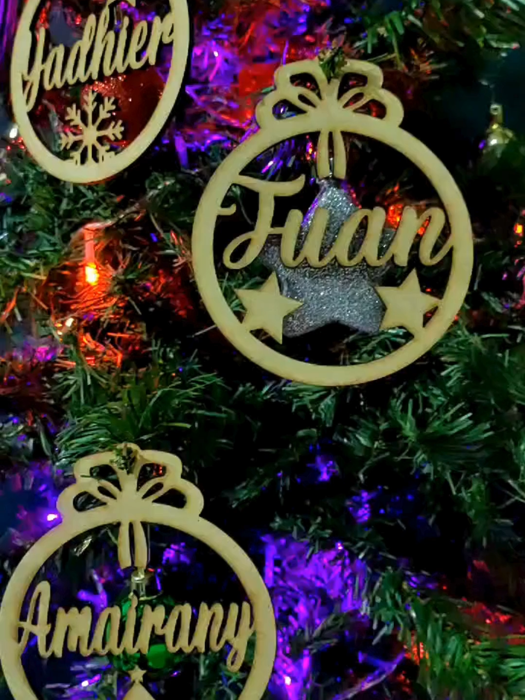 Diseño sin título🏷️ Esferas de MDF personalizadas con el nombre de tu familia, tu mascota o ese deseo especial. Son el detalle perfecto para regalar o para que tu pino se vea espectacular. ✨#Navidad #losmochis #ahome