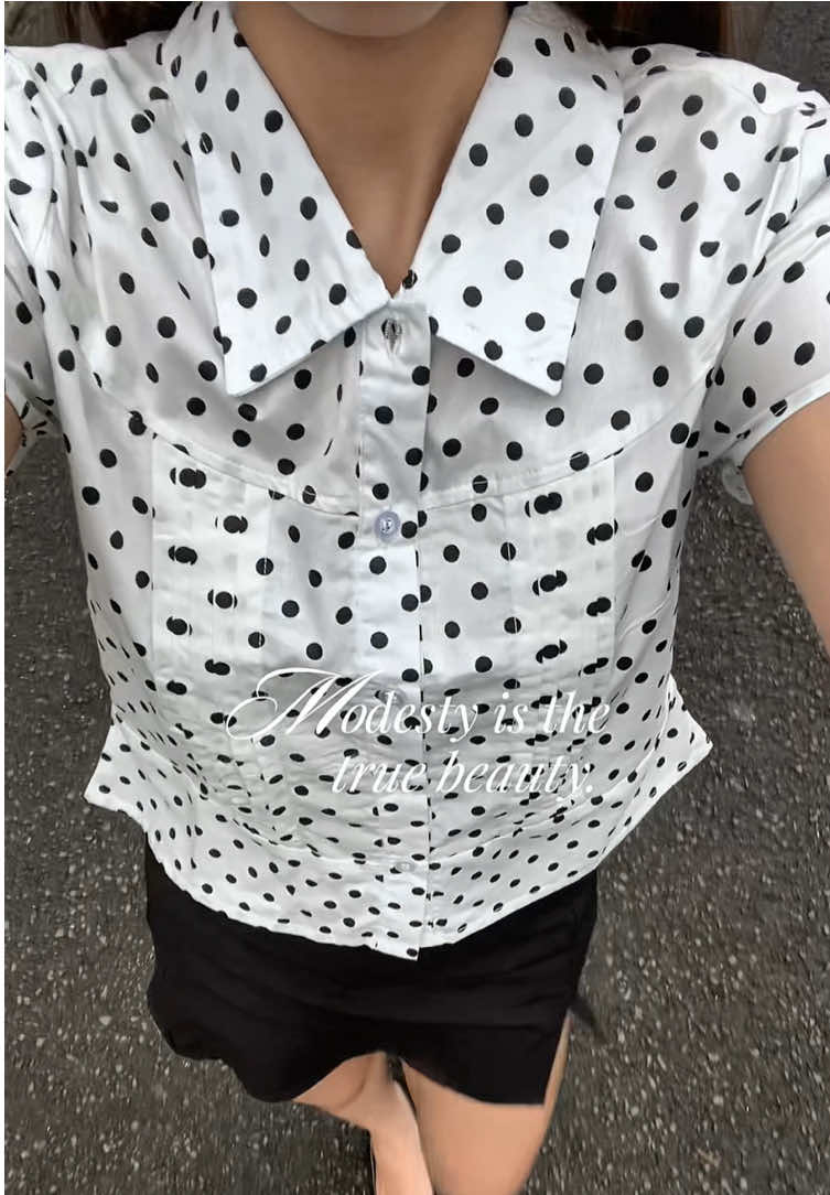 Wear Sora basic shirt in polka or kotak navy 👀✨ #sooslu #kemejawanita #TikTokFashion 