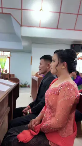 Pertanyaan selanjutnya ketika martumpol... Kalau ditanya lebih menegangkan saat martumpol atau Pemberkatan, aku jawab martumpol  Karna sedikit orang menyaksikan tapi 