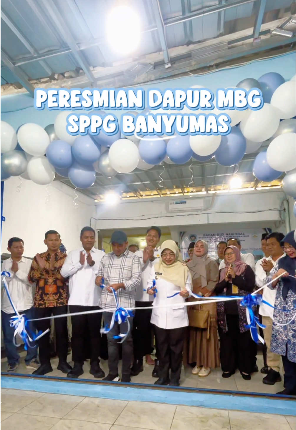 Peresmian Dapur MBG (makan bergizi gratis) SPPG Banyumas, Kecamatan Bojong, menjadi wujud nyata satu gerakan dengan berbagai manfaat dalam meningkatkan kualitas hidup masyarakat. Sebagai program unggulan Presiden Prabowo Subianto, dapur MBG hadir tidak hanya untuk menyediakan makanan bergizi bagi anak-anak, tetapi juga membuka kesempatan kerja bagi masyarakat sekitar sehingga turut mendorong peningkatan kesejahteraan. SPPG tidak hanya memastikan ketersediaan makanan, tetapi juga kualitas gizi, standar kebersihan, dan kehigienisan dalam setiap proses pengolahan. Dengan hadirnya dapur MBG ini, diharapkan pelayanan gizi semakin optimal dan percepatan penurunan stunting di Kabupaten Pandeglang dapat terus diperkuat. #bupatipandeglang #dewisetiani 