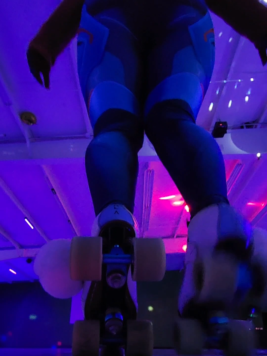 this was the second take so I guess you can assume what happened the first time 🥲 sorry cameraman  #rollerskating #cosplay #juno #overwatch #skate 