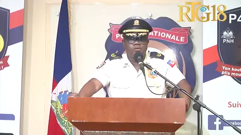 Pòt pawòl PNH la Comm. Gary DESROSIERS fè konnen se la polis ki pran desizyon pou detwi elikoptè ki te nan operasyon an akoz yon pan li te genyen. Caméraman: Roodelson Benoit#APAID #BINUH #boujwaziayiti #polis 
