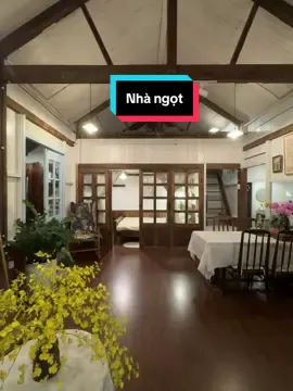 Nhà Ngọt là căn nhà phù hợp cho 4–6 khách, gồm 2 phòng: 1 phòng riêng và 1 gác xếp. Khi có trên 5 khách, nhà sẽ chuẩn bị thêm 1 nệm phụ trên gác xếp. Nhà được trang bị đầy đủ vật dụng cần thiết, có máy chiếu, máy giặt, bếp và các đồ sinh hoạt cơ bản để khách sử dụng thoải mái trong suốt thời gian lưu trú. _____________ Nắng bên hiên nhà. | Một chiếc home nhà gỗ tại Đà Lạt.  📍Hẻm 21 Cao Thắng ☎️ 0356263791 (khách gọi trước vào sdt trước khi chuyển tiền tránh bị đào lửa nha)