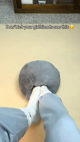 Is it just me?🥺#coldfeet #cozyhome #wintervibes #wellness #staywarm  This winter I’m not freezing my feet again thanks to this soft portable foot warmer you can use anywhere . The perfect gilf for warm, relaxed feet.😍