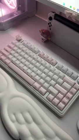 comprei jelly keyboards na cor rosa pro complementar meu teclado! comprei no desapego da @skaeszun. 💗 tão lindas!  #setupgaming #girly #pcgaming 