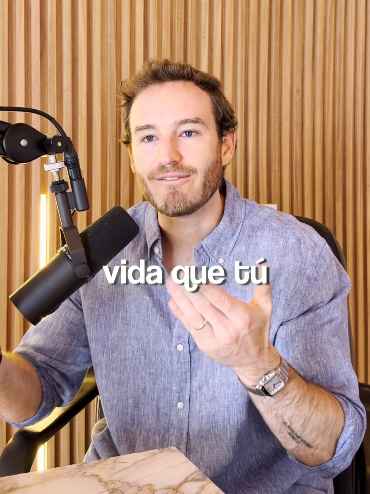 Deja de seguir los consejos de personas que no viven la vida que tú quieres. Es la trampa más silenciosa que existe. ⚡️ Escuchamos a amigos, familiares, conocidos… gente buena, sí, pero que nunca ha construido lo que tú sueñas, que nunca ha pagado el precio, que nunca se ha atrevido. Y aun así, dejamos que sus palabras frenen nuestros pasos. 😔🚫 La verdad es esta: no puedes llegar a un destino siguiendo mapas de quienes nunca han salido de su zona cómoda. No puedes crecer escuchando a quien nunca creció. No puedes volar tomando consejos de quien tiene miedo a las alturas. 🦅🔥 Rodéate de personas que tengan la visión, la disciplina, los resultados y la vida que tú quieres tener. Ellos no solo te aconsejan… te muestran el camino con su ejemplo. 🙌✨ Tu vida cambia el día que decides filtrar voces, elevar estándares, y escuchar solo a quien ya está donde tú quieres estar. El resto es ruido. 🎧 #marianoporter #mentalidad #exito #crecimientopersonal #emprender #disciplina #vision #negocios #motivacion #superacion #enfoque #emprendedores #marketing #ventas #liderazgo#paratiiiiiiiiiiiiiiiiiiiiiiiiiiiiiii #MarianoPorter #MarketingDeValor #MentalidadGanadora #cambiodementalidad #marianoporter #CrecimientoPersonal #EstrategiaYConstancia #MentalidadDeCrecimiento #MentalidadAlta #MindsetDeNegocios