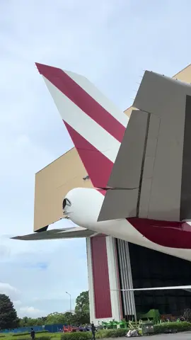 Laporr ketua siap narik nih … 2 strokes lebih menggoda emang 🤭🤭🤭 Boeing 747-200F Miliknya Aerostan nih bos, senggol dong… Pesawat yg dirancang khusus dari pabriknya buat cargo aja alias Freighter, Bukan Convertan dari passenger yaa… . . #Boeing747 #boeing747200 #boeinglovers #twostrokeindonesia 