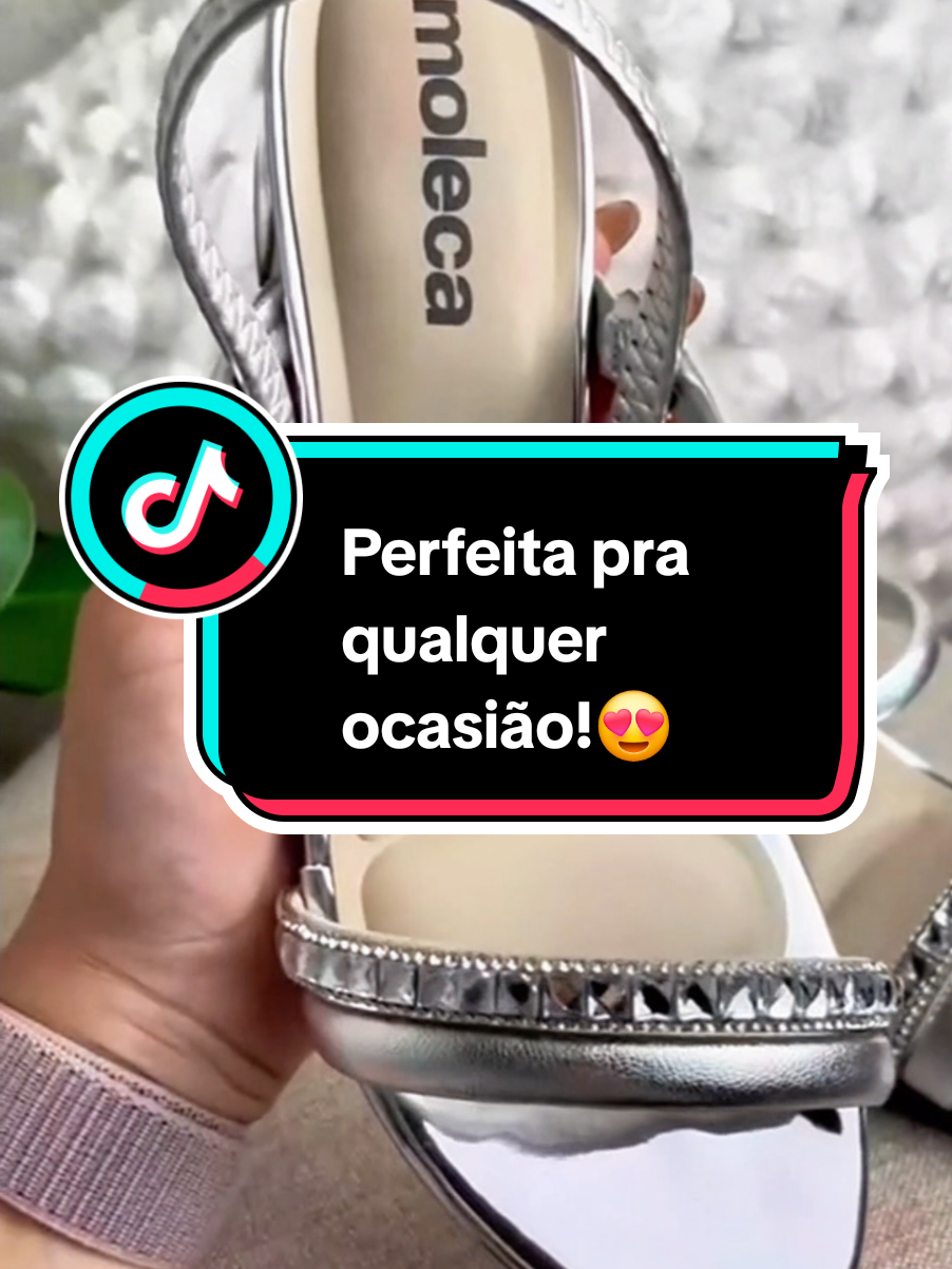 Elegante e confortável! Sandália Moleca com salto grosso e strass. #modafeminina #sandalia #moleca #lookperfeito@achadosdalaranjinha 