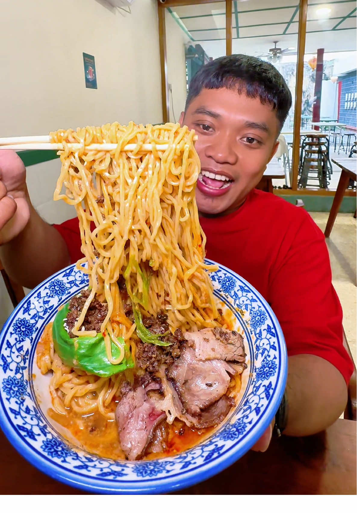 Nasi Rebus pernah nyoba gak Ada loh ini pelopor pertama di Surabaya Tjemara X Seroja  Tempat makan ala peranakan yang lagi rame di Surabaya Nasi Rebus Beef Seroja Dandan Spicy kuah collagen Gyoza, untuk minumnya saya nyoba teh tarik dan es jeruk telang 📍 Jl. Raya Jemursari No.102 Jemur Wonosari Kec. Wonocolo Surabaya ⏱️ BUKA TIAP HARI 08.00 - 22.00 WIB  #kulinersurabaya #elmael #nasirebus #tjemaraxseroja #miecollagen 