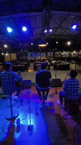 review live music stinky - mungkinkah ditemani hujan deras sembari bawain request'an meja depan ☕ #livemusic #stinky #mungkinkah #roseveirl 