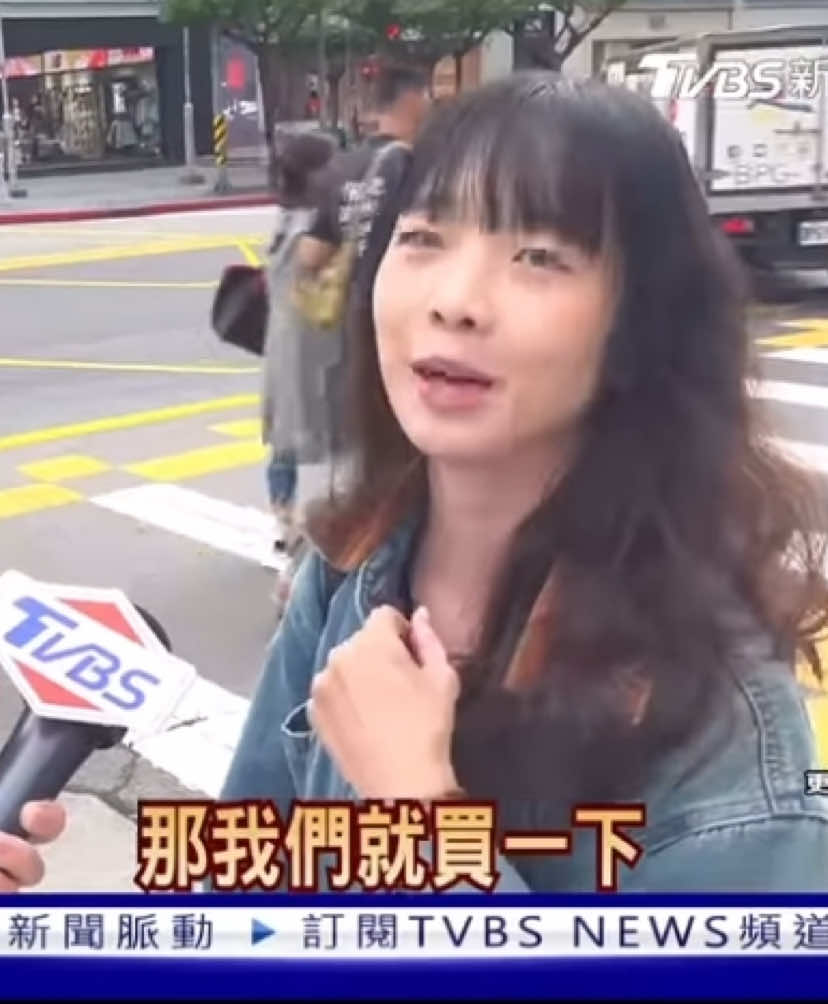 「一塊布」要價近8千！ 蘋果「iPhone Pocket」果迷瘋搶 蘋果與三宅一生聯名推出的「iPhone Pocket」手機袋掀起搶購熱潮！這款靈感源自「一塊布」的精品配件，展現品牌聯名價值，長背帶款售價近新台幣8000元，短背帶款也要價近5000元，開賣首日即告售罄。果迷認為「懂的人自然會懂」，這是必搶商品，但也有網友直呼「貧窮限制了想像」。高端手機配件商機龐大，已成手機時尚新趨勢，引發網友熱議！ 另一位果迷也表示，雖然價格稍貴，但相信喜愛三宅一生的人會非常喜歡這款產品。值得一提的是，蘋果創辦人賈伯斯生前常穿的黑色高領上衣就來自三宅一生品牌，這也為兩個品牌之間建立了特殊的情感連結。 #蘋果手機  #iphone  #三宅一生  #聯名款  #品牌形象 