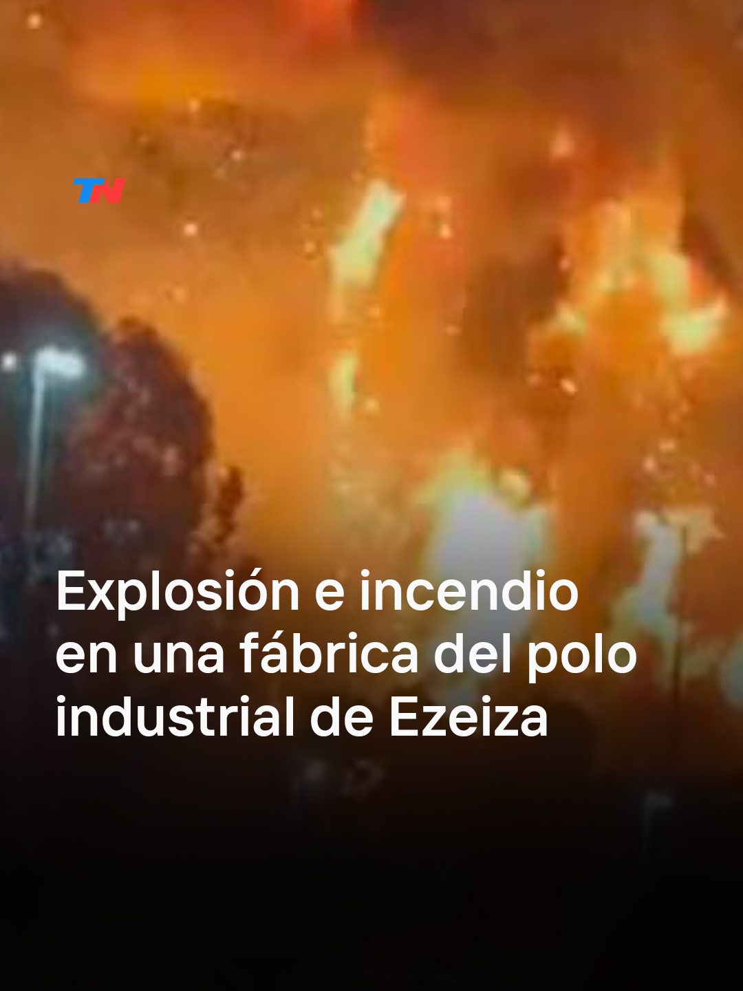 Vecinos de la zona reportaron que se escuchó un ruido ensordecedor. Varias dotaciones de bomberos trabajan en el lugar.