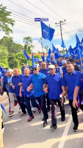 Calon Barisan Nasional (BN) N58 Lamag Datuk Seri Bung Moktar Radin dan calon BN Dun N59 Sukau Datuk Jafry Ariffin berarak ke Dewan. #fyp #demisabah #prnsabah17 